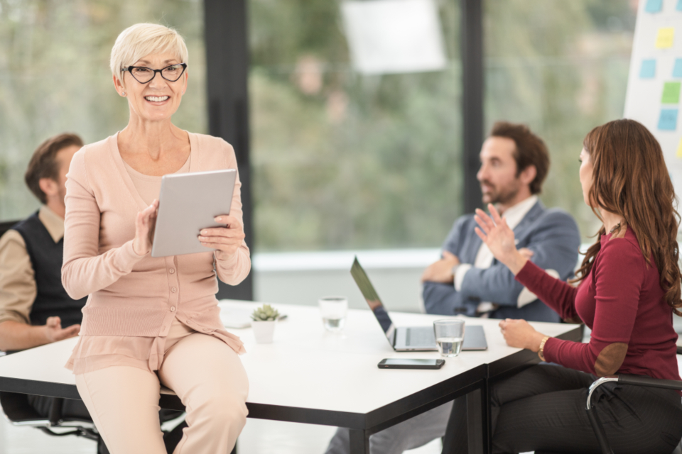 Empreendedor decidindo entre MEI e Microempresa
